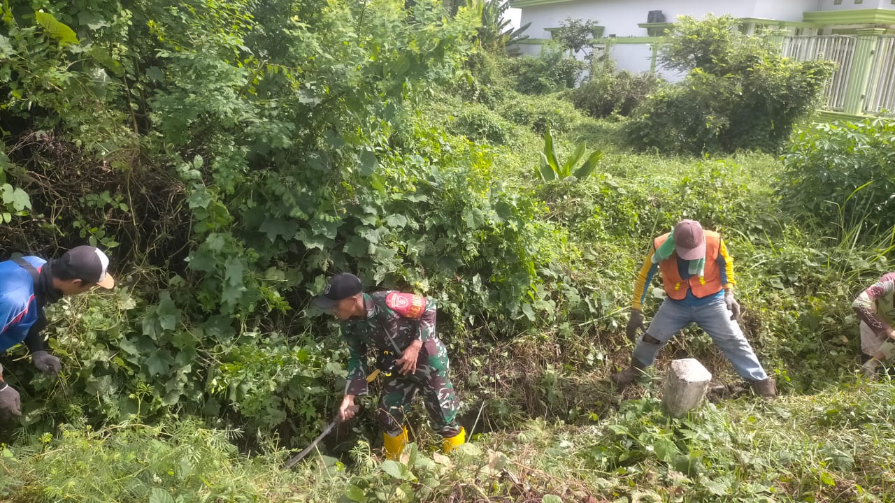 Upaya Lingkungan oleh Koramil 1002-08/Labuan Amas Utara: Bersihkan Desa Banua Kupang