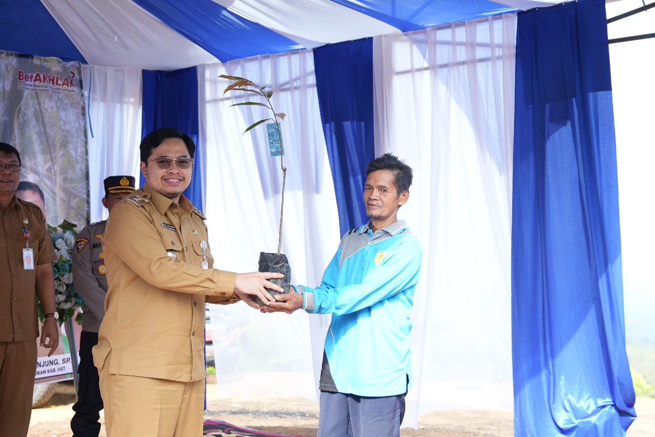 Bupati Aulia Tanam Pohon Durian di Gunung Titi untuk Tingkatkan Ekonomi dan Wisata HST
