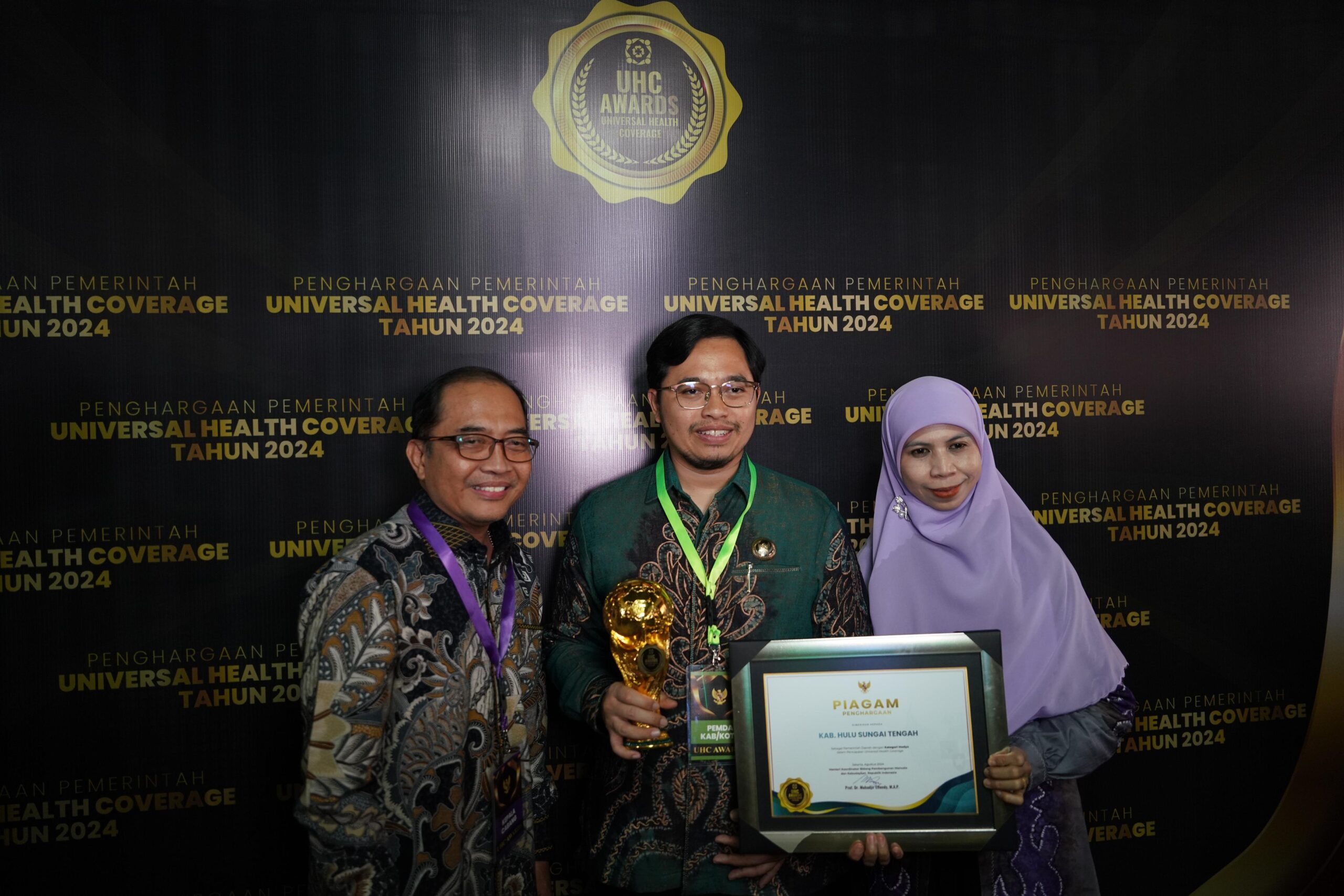 Bupati HST Aulia Oktafiandi Terima Penghargaan UHC Awards 2024