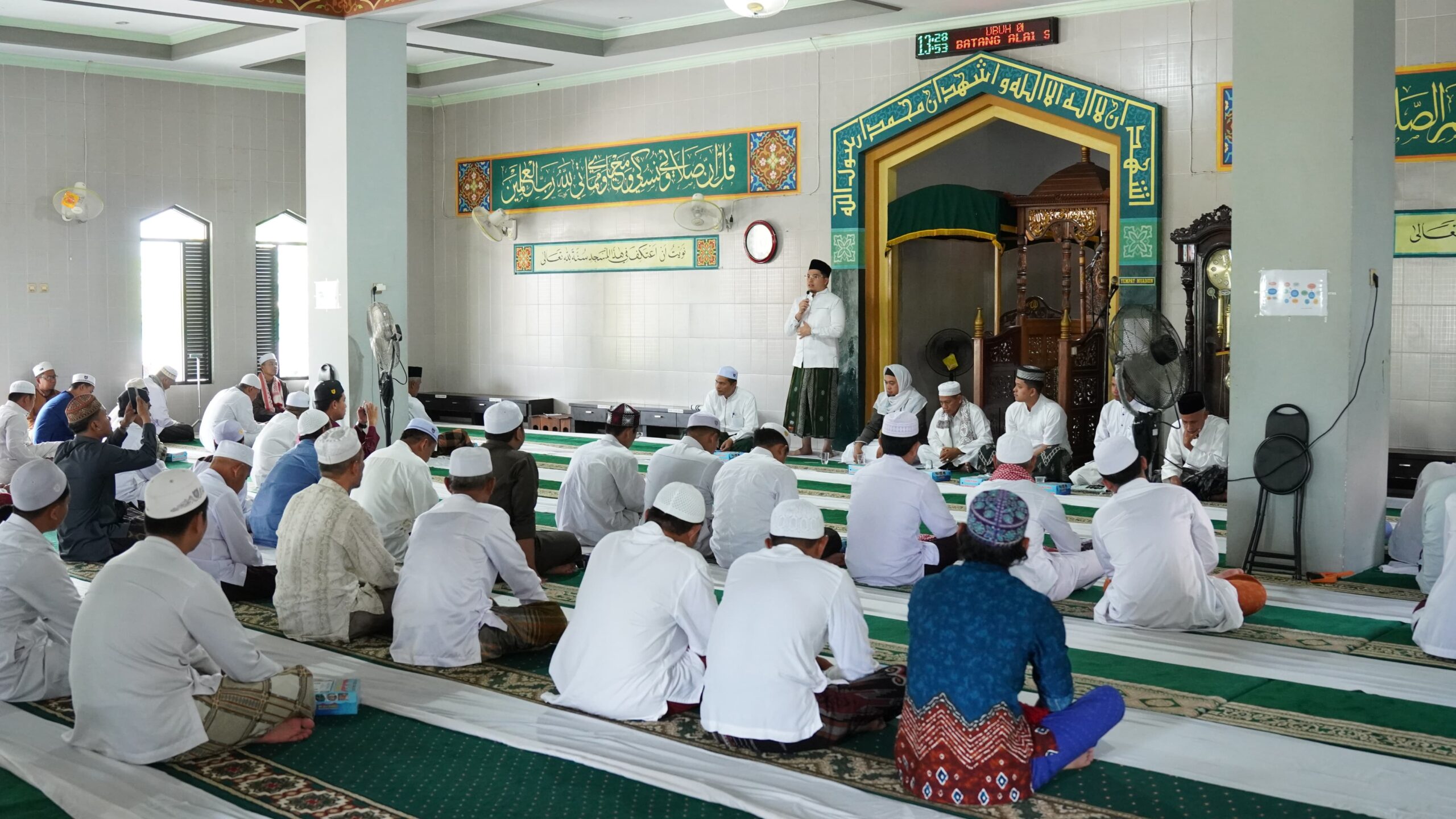 Bupati HST Safari Jumat di Masjid Al Mujahid Lok Besar, Ajak Masyarakat Tingkatkan Ibadah Berjamaah