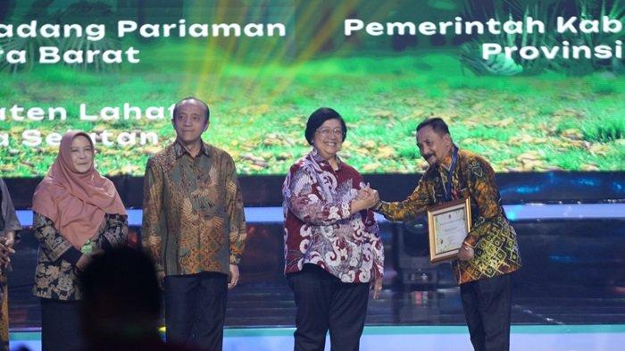 Kepemimpinan Syamsir Rahman Hantarkan Tanah Laut Raih 22 Penghargaan