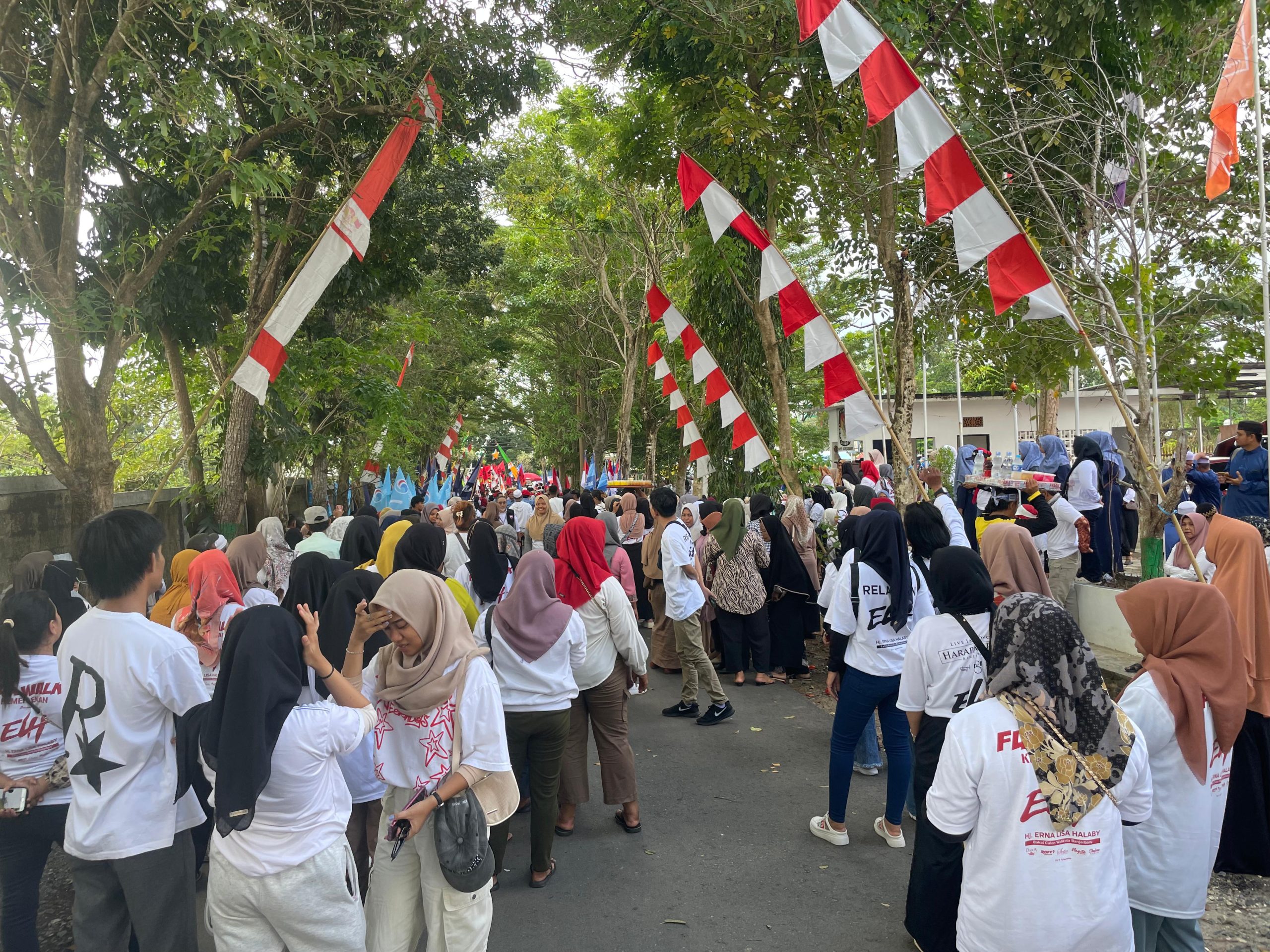 Semangat Tinggi, Massa Sambut Pendaftaran ELH-Wartono di KPU