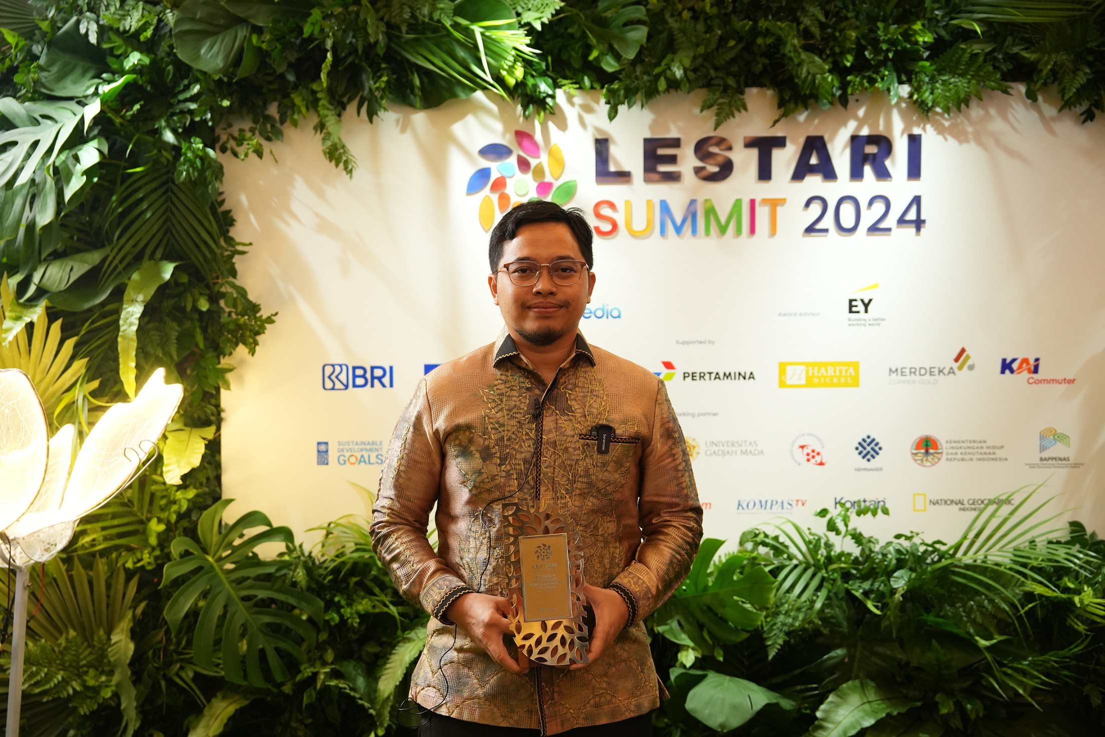 Bupati HST Terima Lestari Award atas Dedikasi dalam Pembangunan Berkelanjutan