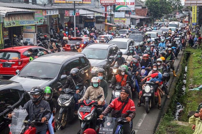 Puncak Macet Parah: Pengendara Motor Harus Patuhi Aturan Jalan