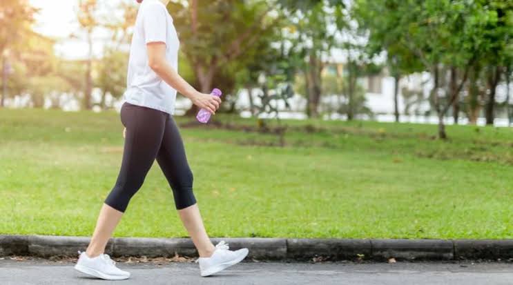 Silent Walking: Tren Jalan Kaki Tanpa Distraksi yang Bikin Tubuh dan Pikiran Lebih Sehat