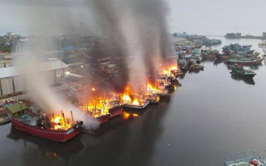 Diduga Korsleting, KM Nasional Picu Kebakaran di Pelabuhan Pekalongan