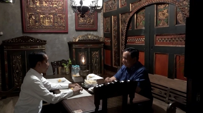 Presiden Prabowo dan Jokowi Nikmati Makan Malam Santai di Solo