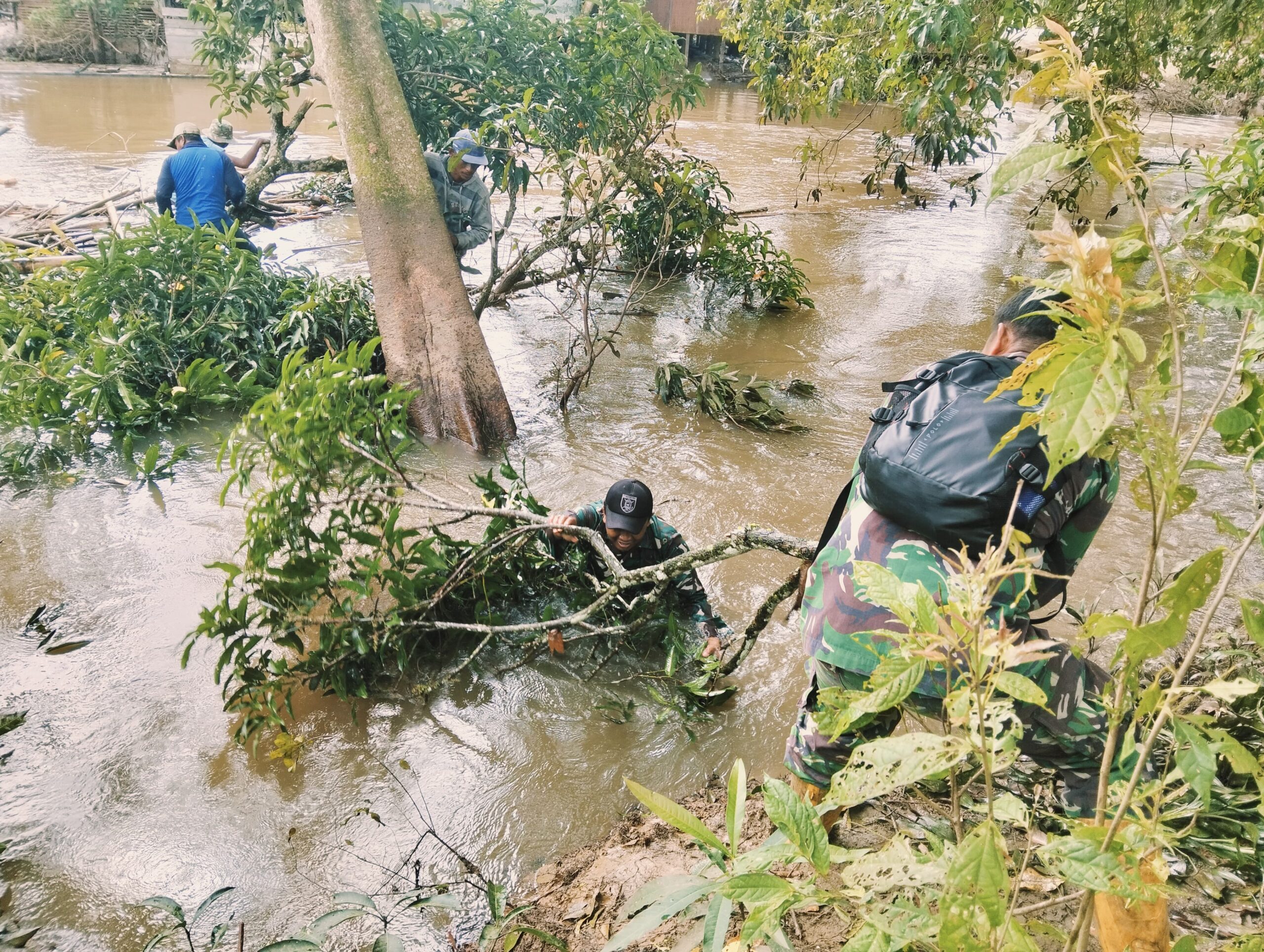 Aksi TNI bersama Warga Kasarangan Gotong-royong Bersihkan Aliran Sungai yang Tersumbat