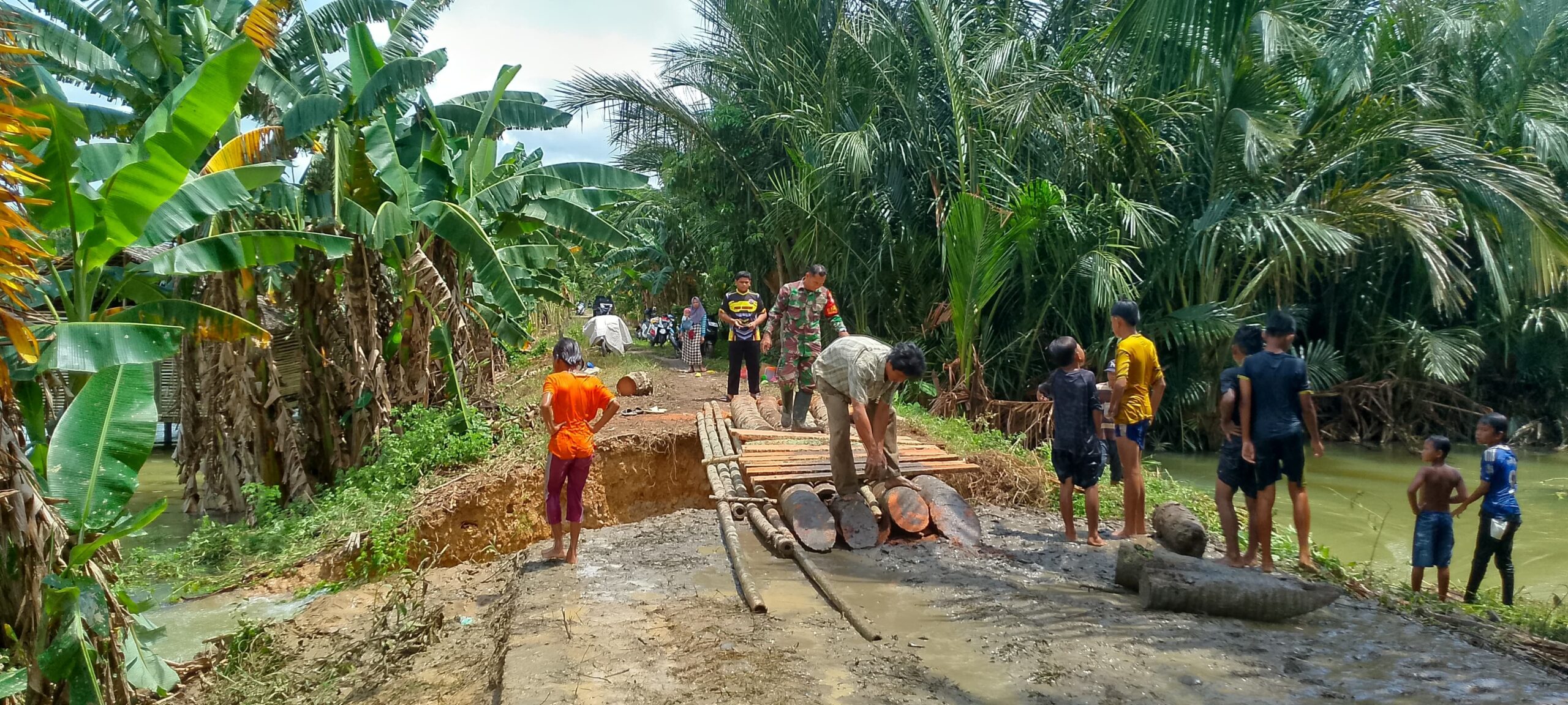 Babinsa dan Warga Desa Masiraan Gotong Royong Bangun Jembatan Darurat Pasca-Banjir