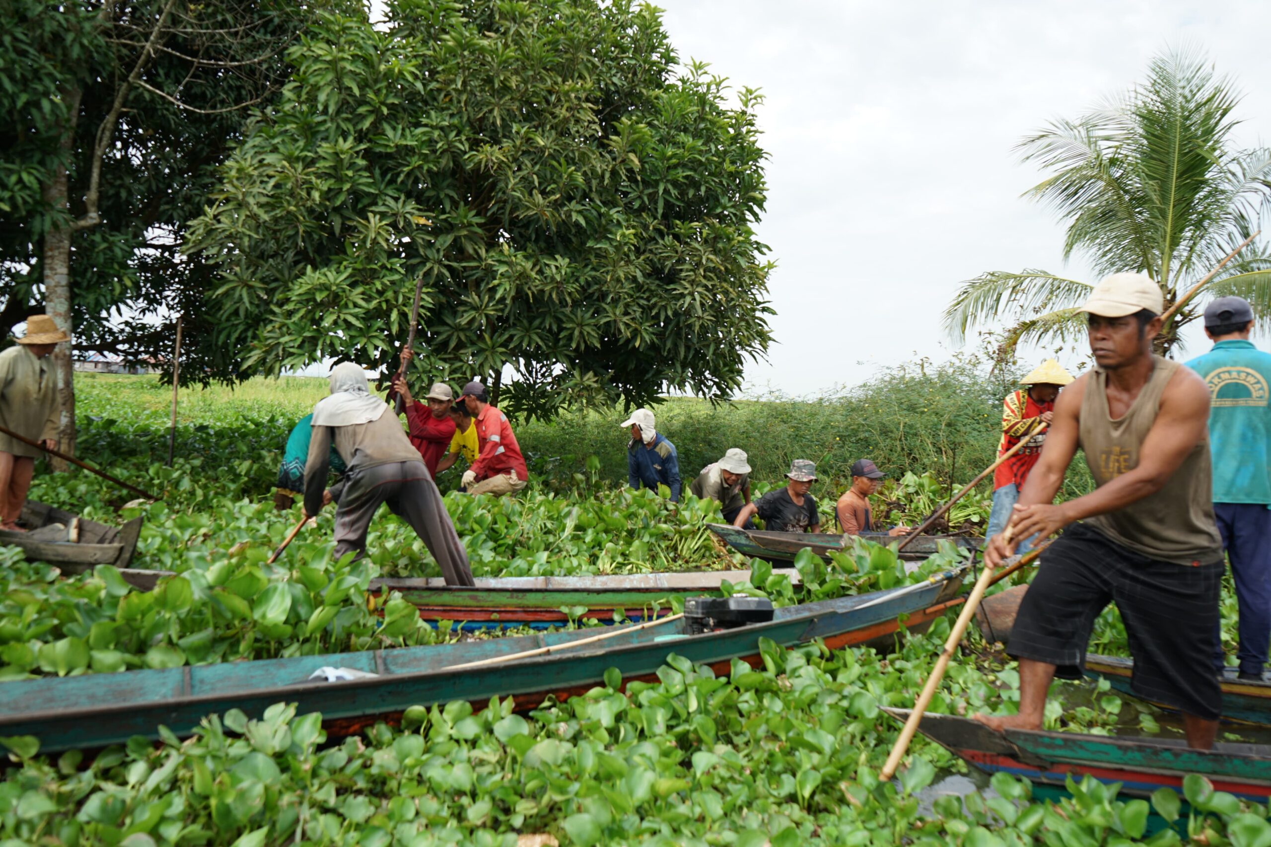 Warga Desa Pahalatan Gotong Royong, Sungai Kembali Bersih dan Aktivitas Lancar