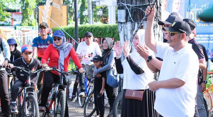 Diikuti Ribuan Pesepeda, Bupati Samsul Rizal Lepas Peserta Fun Bike HST Menyala