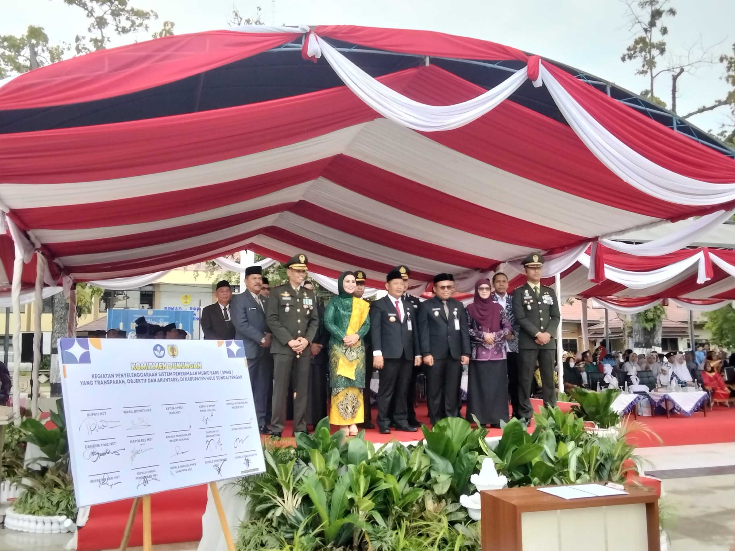 Hardiknas 2025, Forkopimda dan Pemkab HST Teken Komitmen SPMB Transparan, Objektif dan Akuntabel