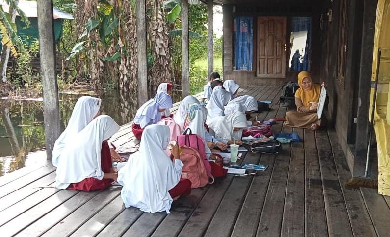 Sekolah Terendam Banjir, SDN 1 Sungai Buluh Tetap Semangat Belajar di Luar Ruangan