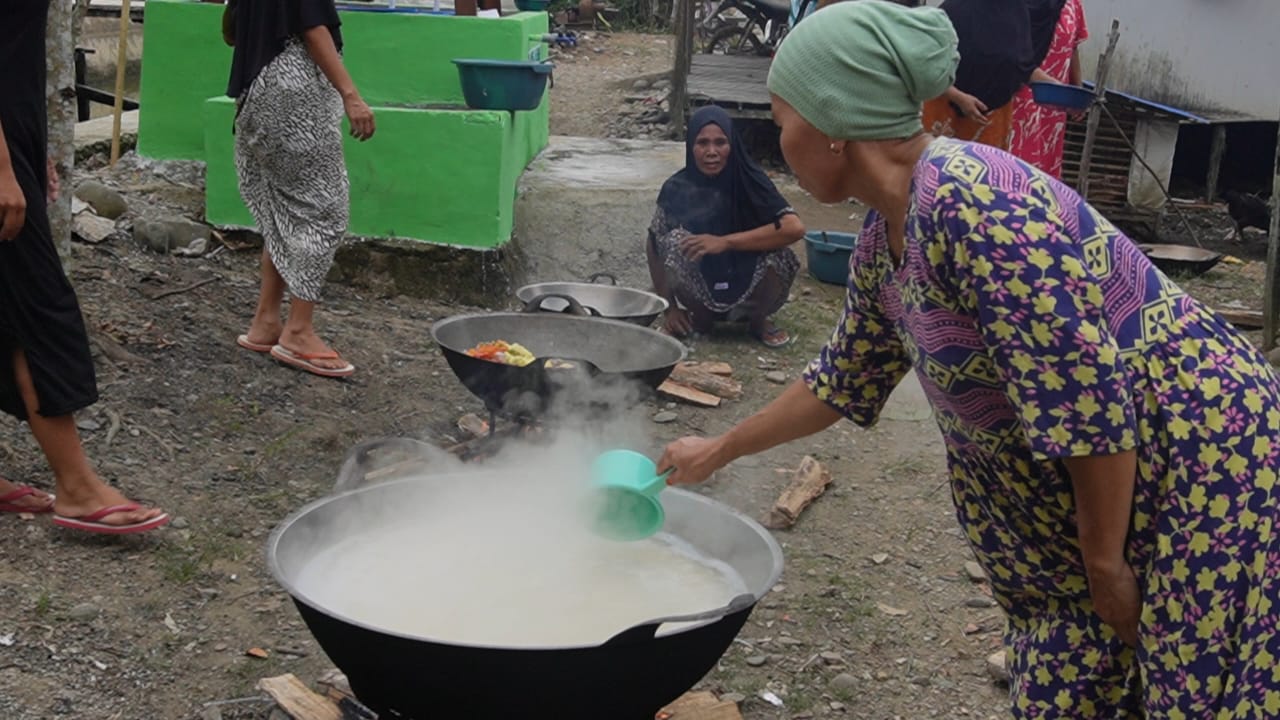 Hangatnya Kebersamaan TMMD, Ibu-Ibu Haruyan Masak untuk TNI