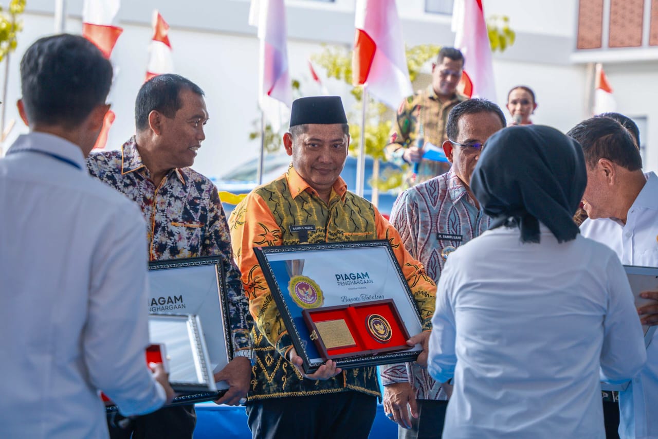 Bupati HST Terima Penghargaan Saat Menghadiri Peresmian Mako BINDA Kalsel