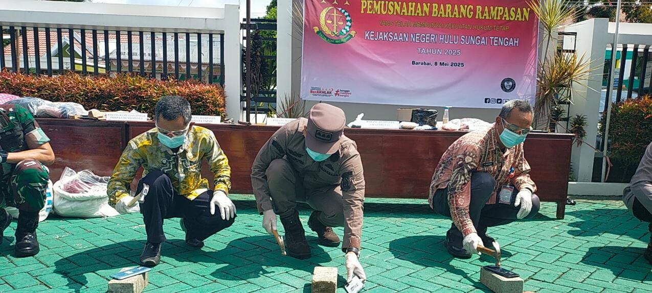 Kejari HST Musnahkan Barang Bukti dari 39 Perkara