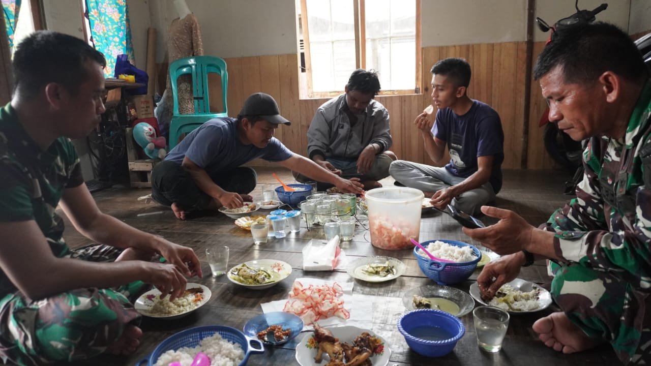 Momen Makan Siang TMMD di Haruyan, Suasana Akrab Tercatat dalam Laporan Kegiatan