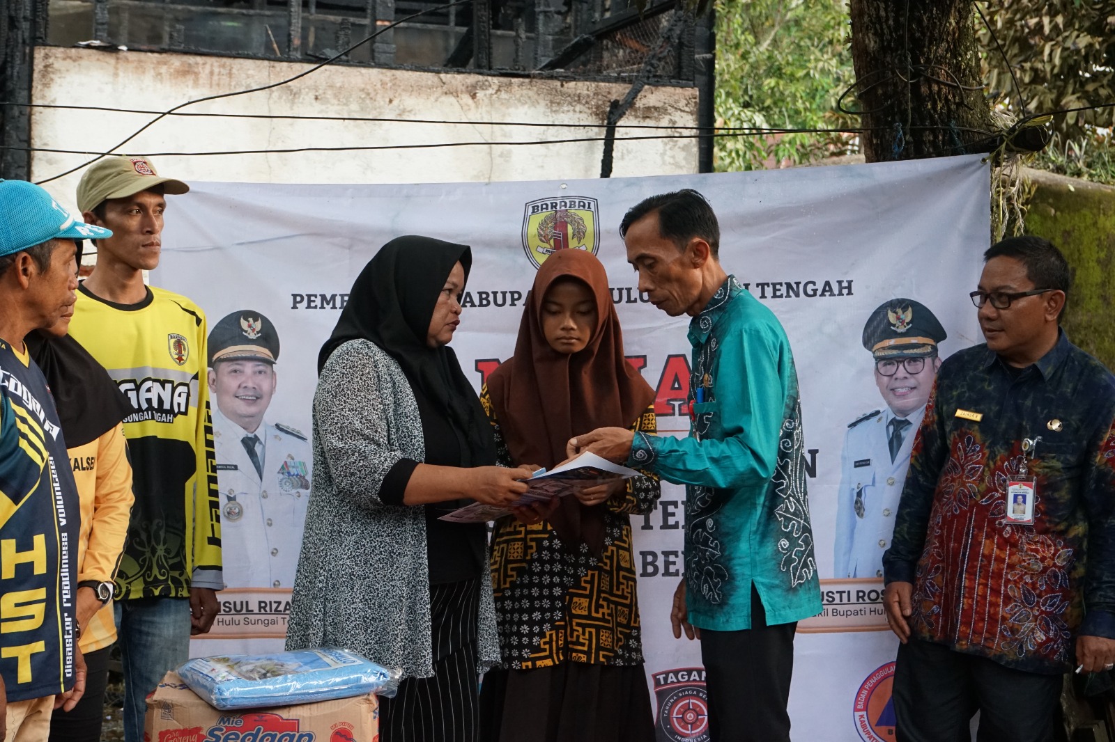 LAPAT BAKUAH, Disdukcapil HST Sigap Bantu Warga Korban Kebakaran di Barabai