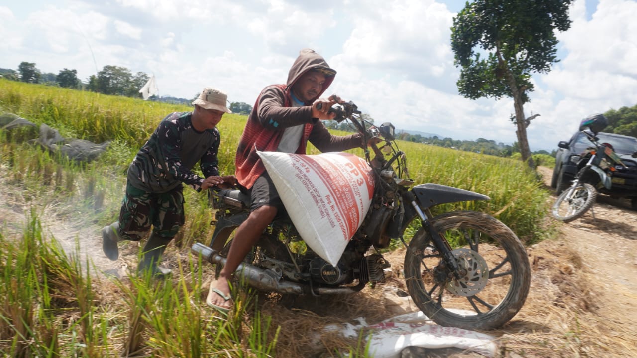Satgas TMMD Ringankan Beban Petani, Bantu Dorong Motor Bermuatan Padi