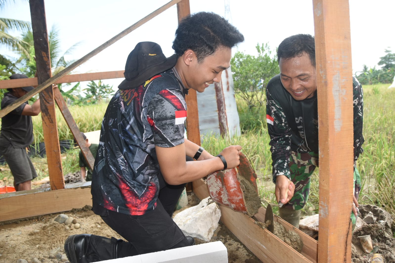 Soliditas TNI Polri di TMMD, Gotong Royong Bangun Langgar