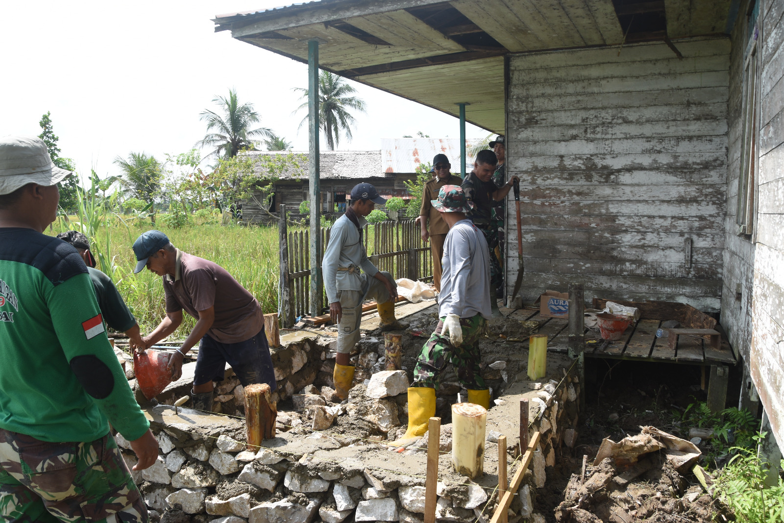 TMMD Kodim 1002HST Genjot Pembangunan Kamar Mandi di Langgar Darussalam