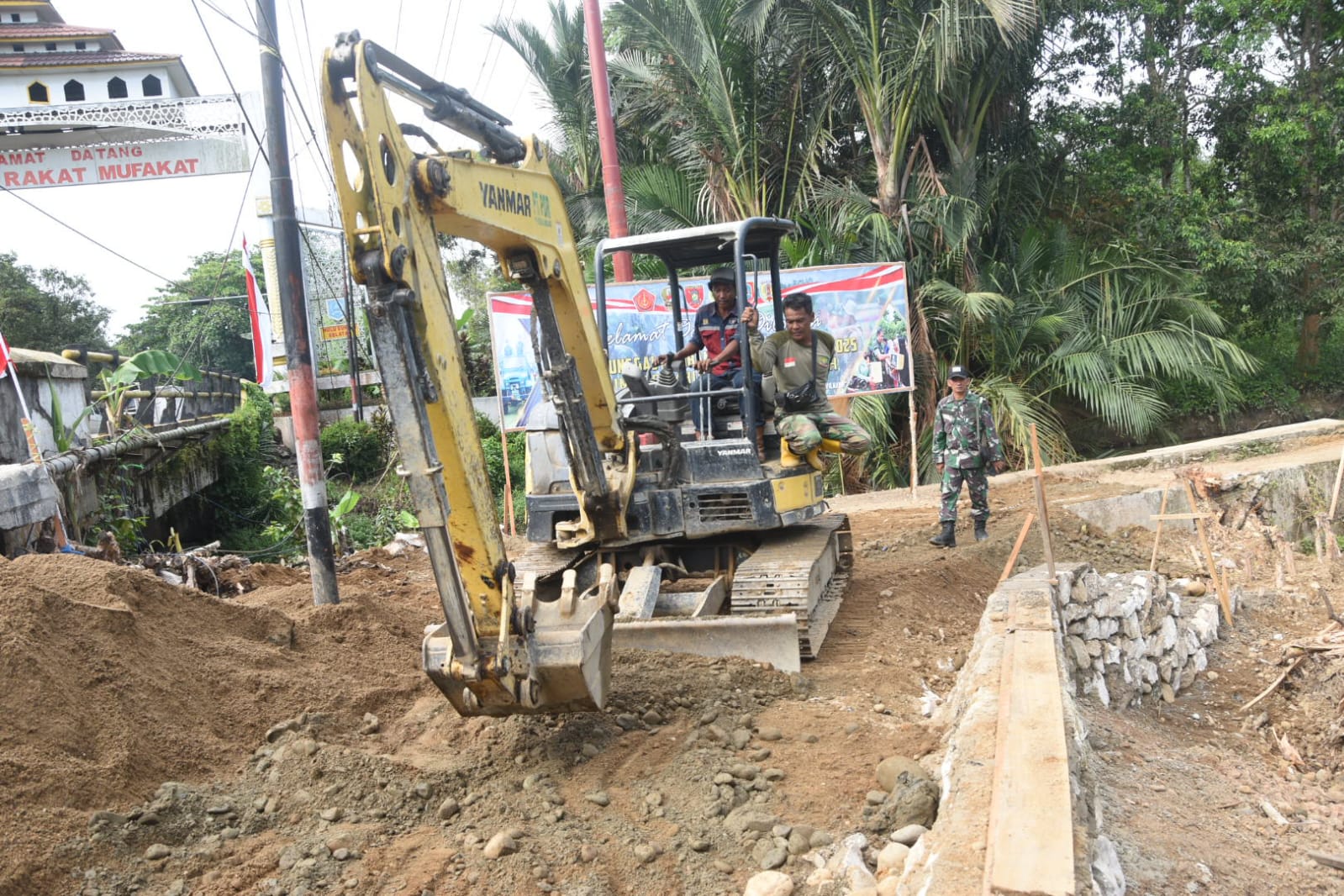 TMMD Kodim 1002HST Maksimalkan Perataan Jalan Gunakan Alat Berat