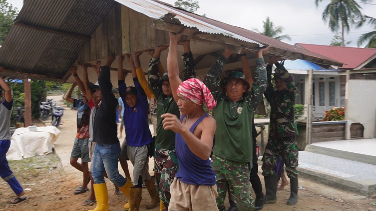 TNI dan Warga Haruyan Kompak Rehab Poskamling Lewat TMMD ke-124