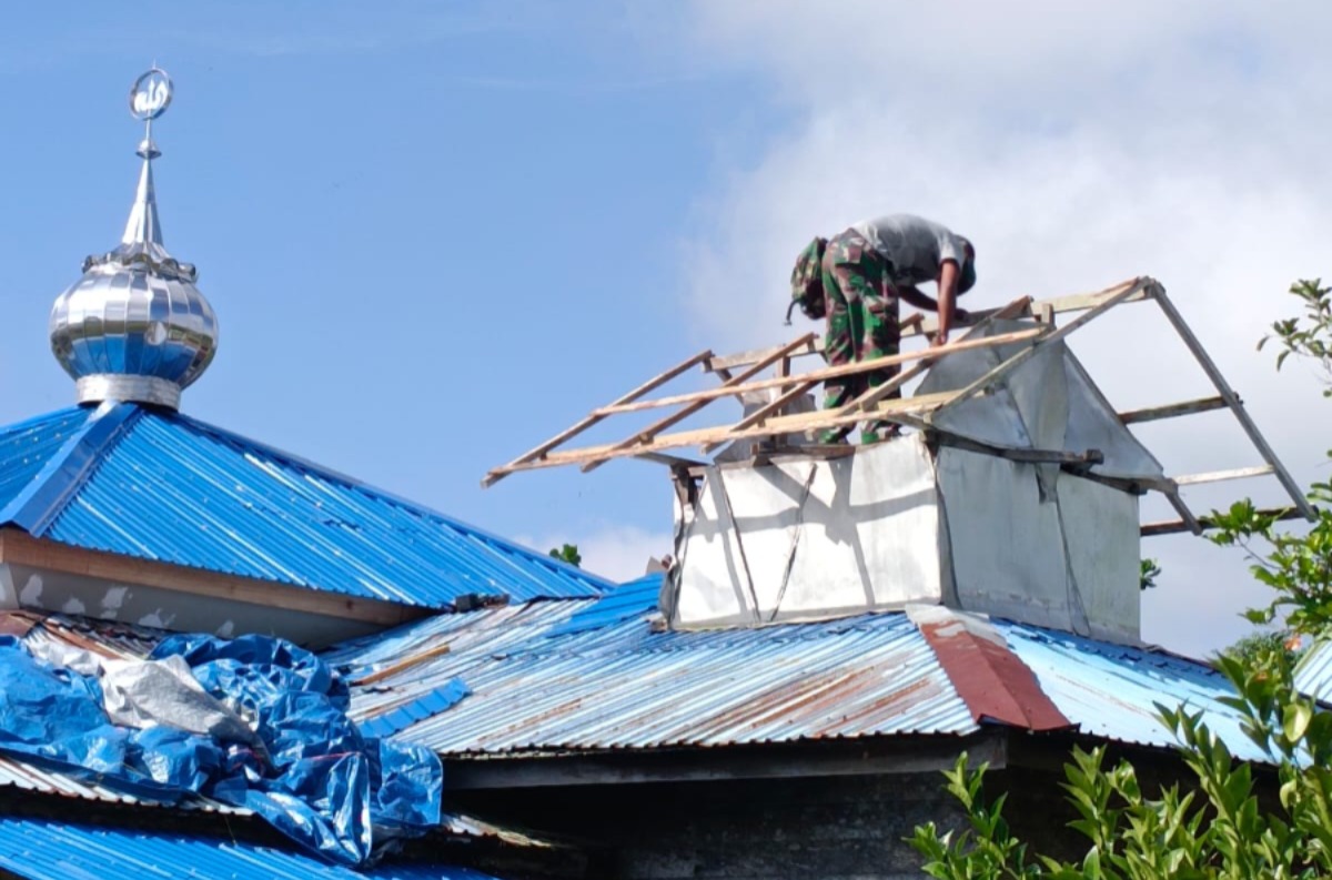 Pemasangan Kubah Langgar Darussalam di Pengambau Hilir Luar Dikebut Satgas TMMD