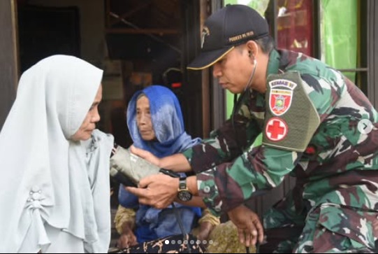 Tim Kesehatan Satgas TMMD Berikan Pelayanan Gratis di Lokasi TMMD