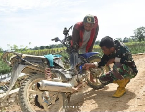 Satgas TMMD Sigap Bantu Warga Saat Kendaraan Mogok di Pengambau Hilir