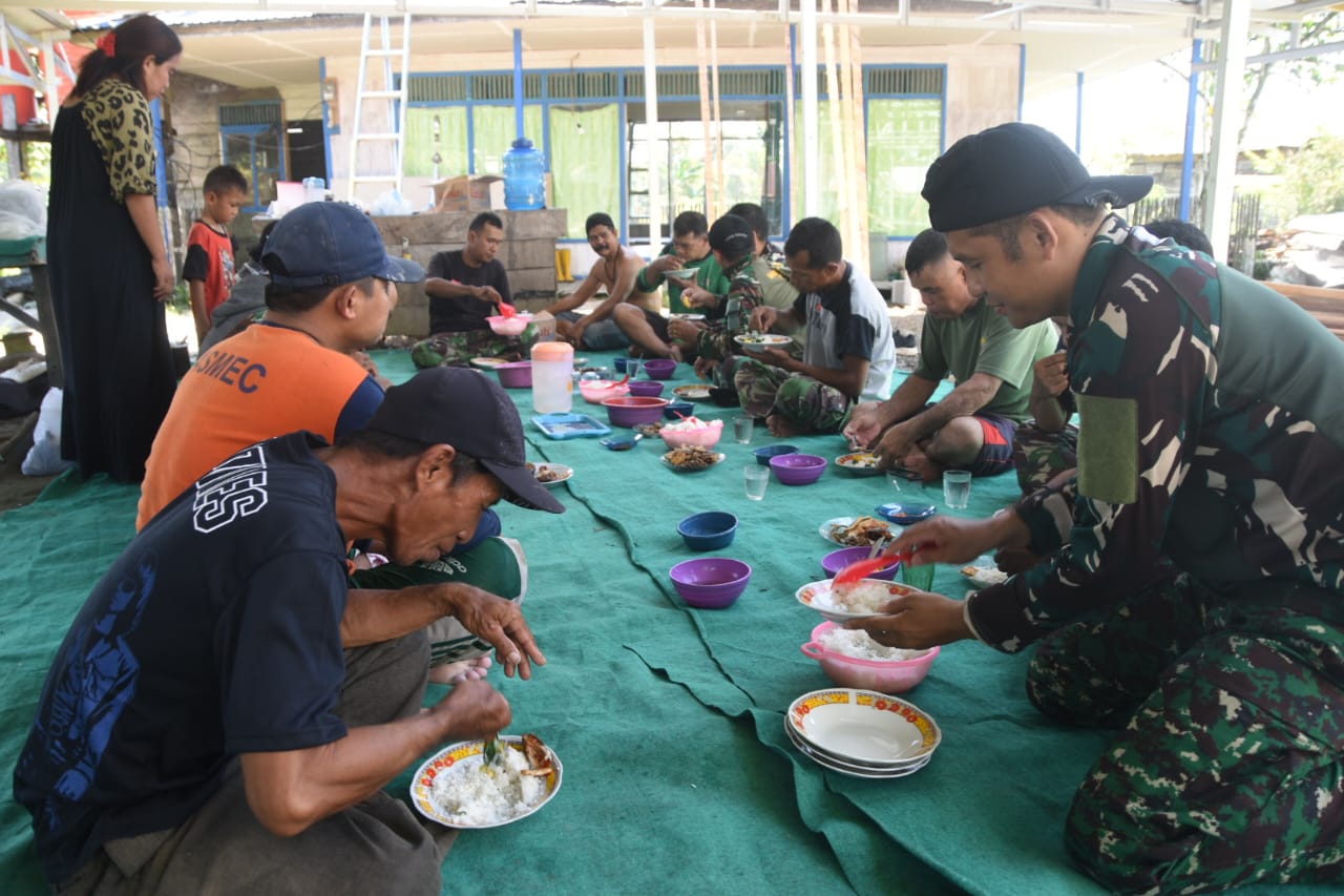 Makan Siang Bareng Satgas TMMD dan Warga Haruyan, Cermin Kehangatan di Tengah Pembangunan