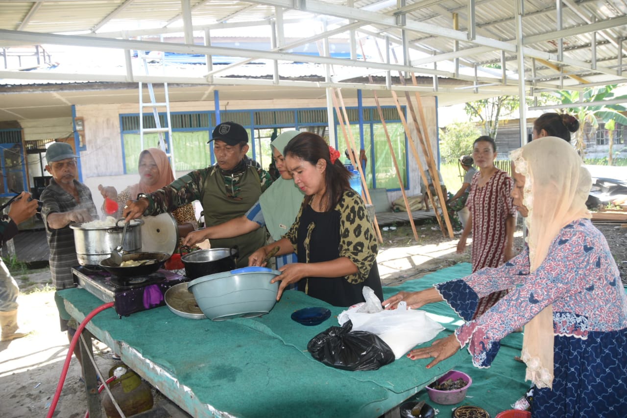 Ibu-Ibu Haruyan Kompak Masak untuk Satgas TMMD, Penuh Cerita dan Canda