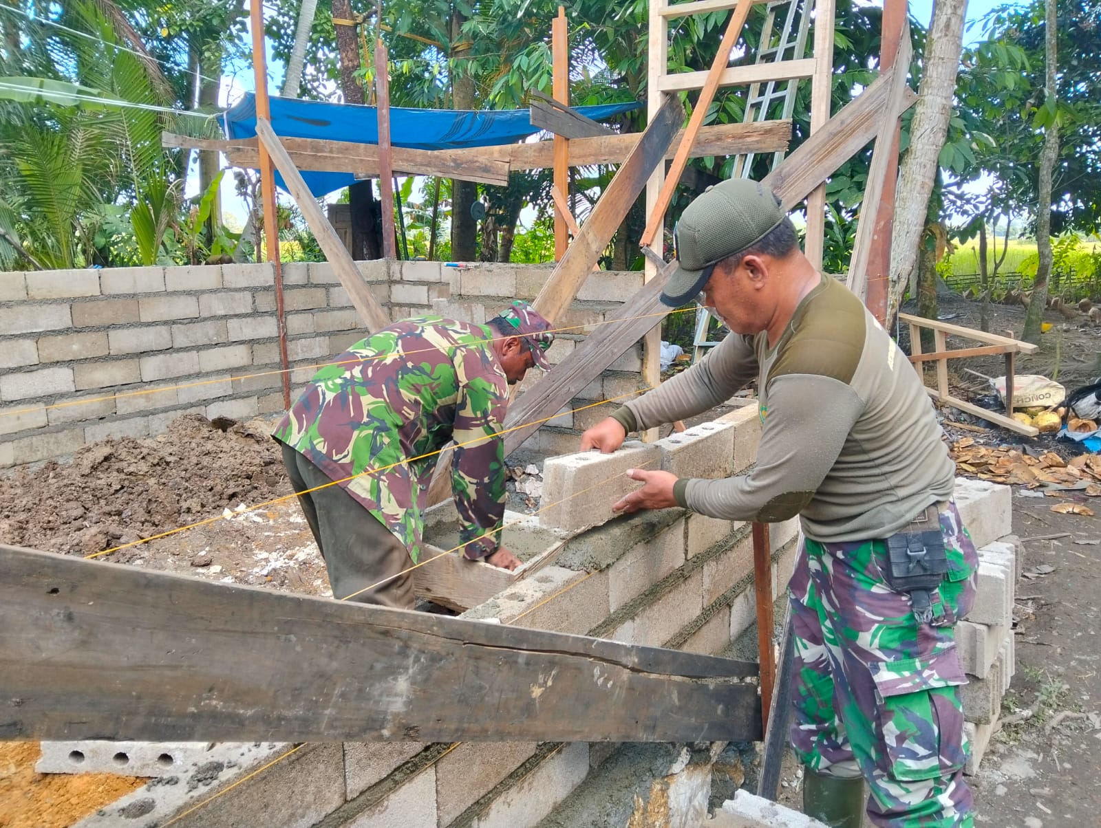 Satgas TMMD Kodim 1002/HST Genjot Rehabilitasi Rumah Warga di Haruyan