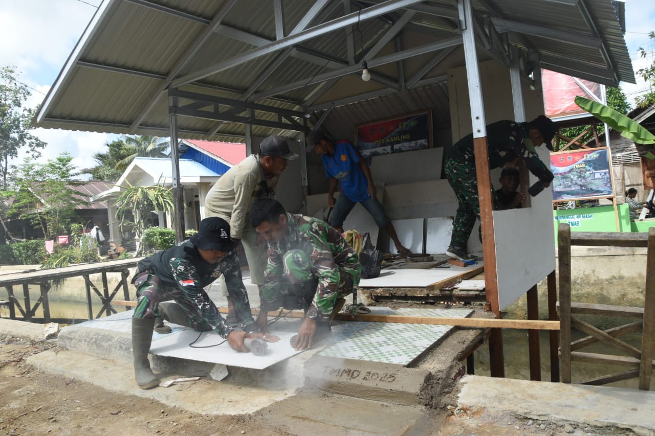 TNI, Polri dan Warga Kompak Benahi Poskampling Demi Keamanan Lingkungan