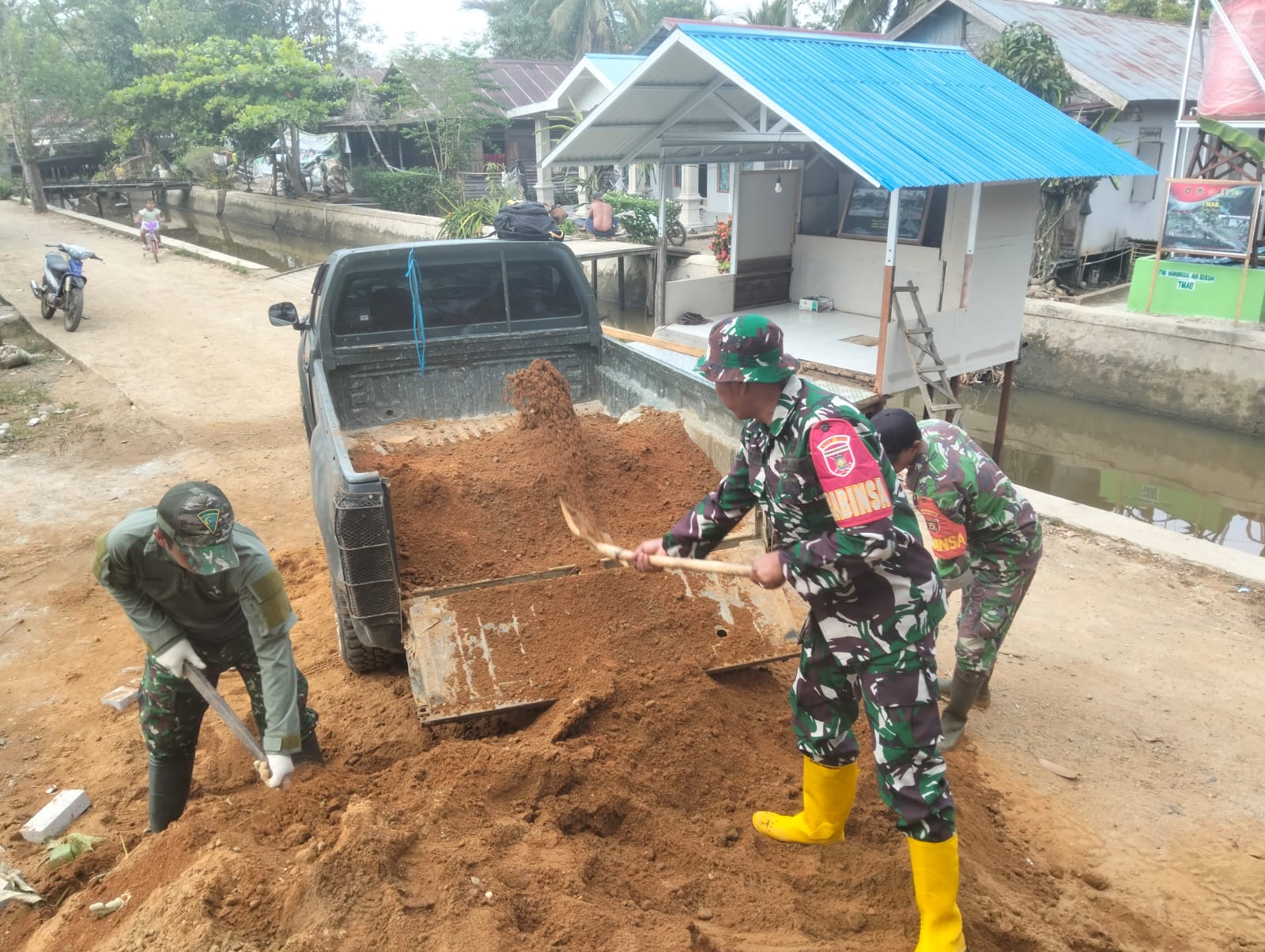 TNI Kebut Pembangunan Jalan di Haruyan, Warga Antusias Sambut Hasil TMMD