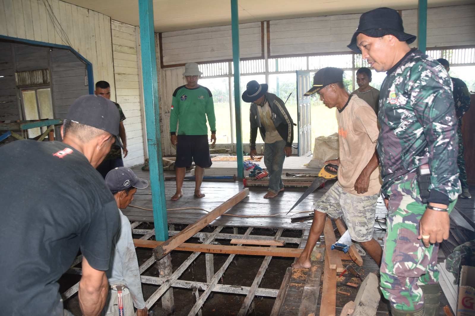 Warga dan TNI Kompak Rehab Langgar Darussalam di Pangambau Hilir Luar