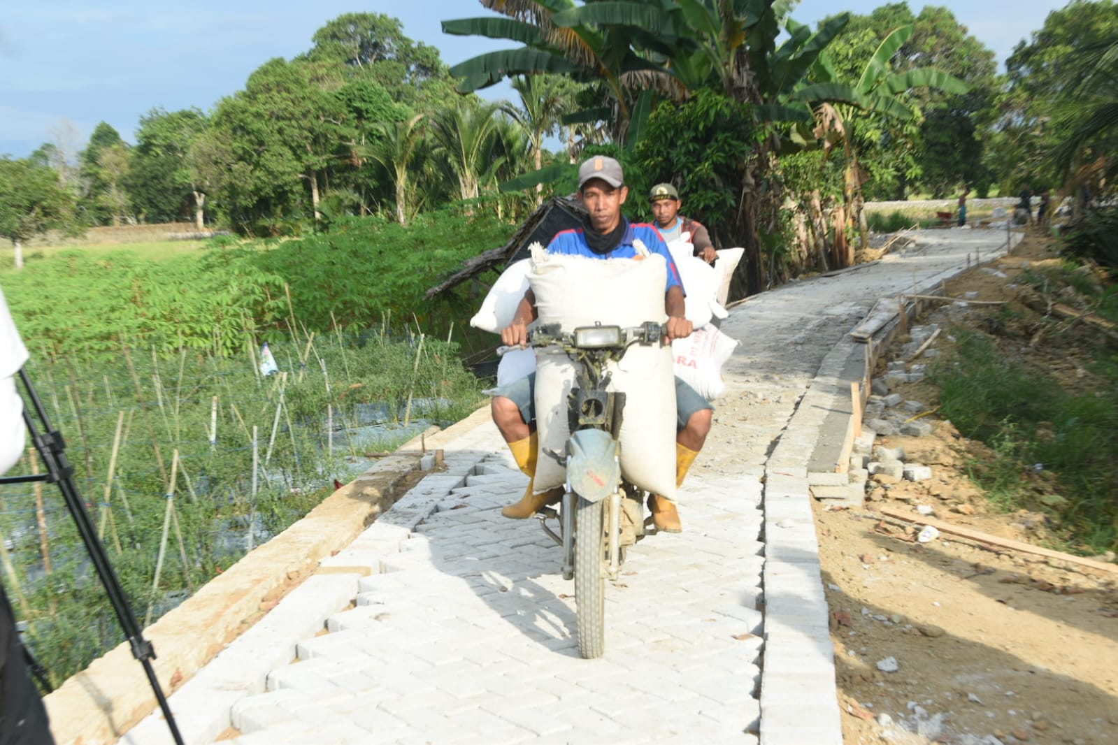 Belum Rampung, Jalan TMMD di Haruyan Sudah Dirasakan Manfaatnya oleh Warga