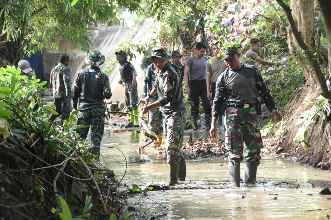 Antisipasi Banjir, Satgas TMMD dan Warga Bersihkan Sungai di Pengambau Hilir Luar