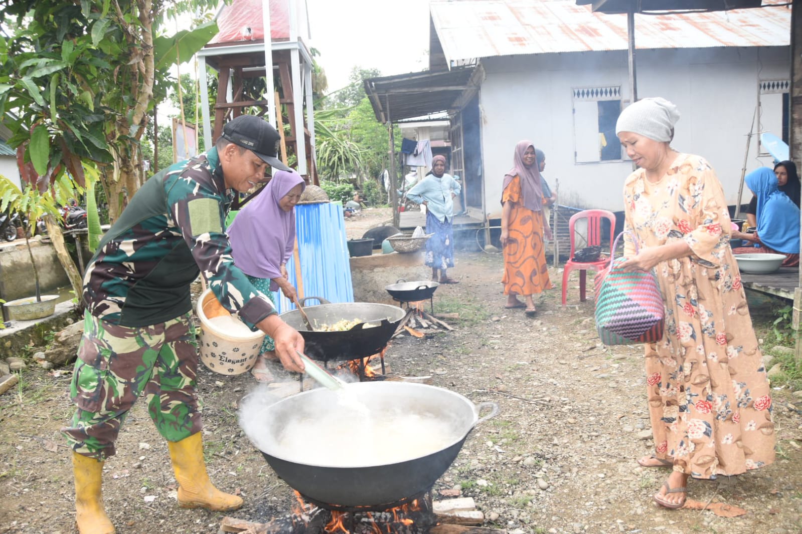 Tak Hanya Bangun Jalan, Satgas TMMD Kodim 1002/HST Juga Akrab di Dapur Warga