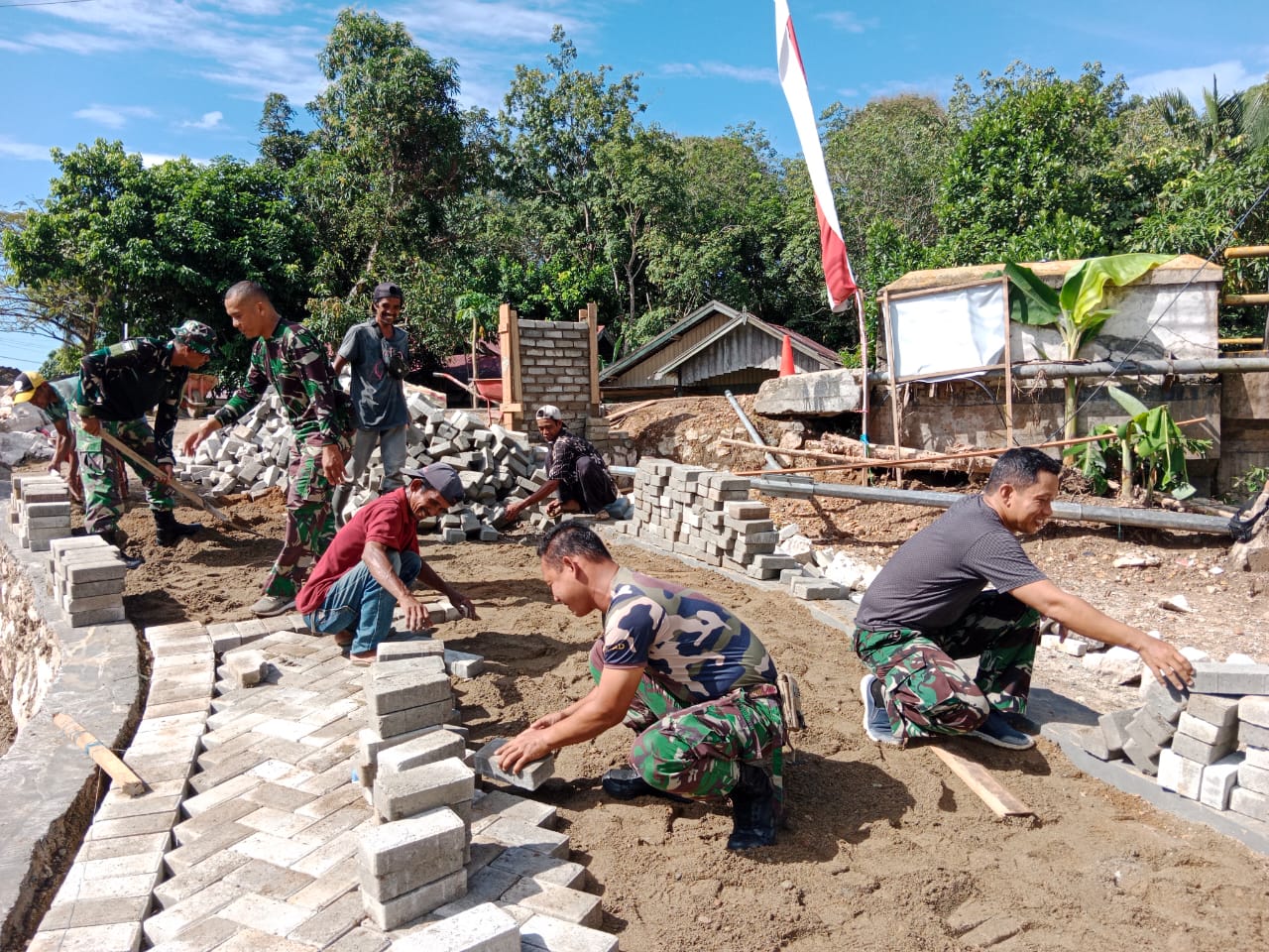 Tak Kenal Lelah, Satgas TMMD Kodim 1002/HST Lanjutkan Pembangunan Jalan Usai Salat Jumat