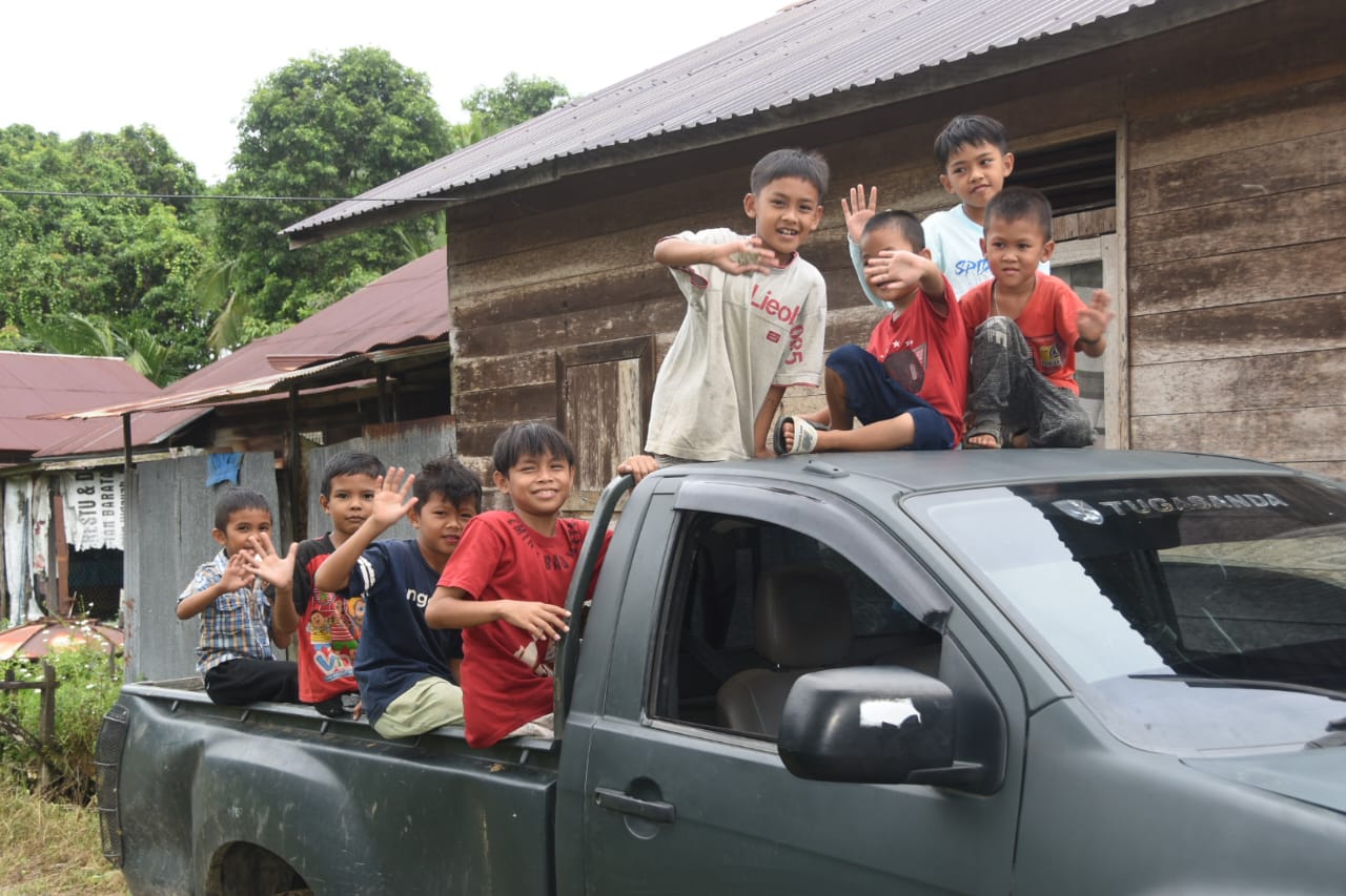 Ceria Anak Anak Iringi Rehab Langgar Darussalam, TMMD HST Hadirkan Kegembiraan di Tengah Pekerjaan