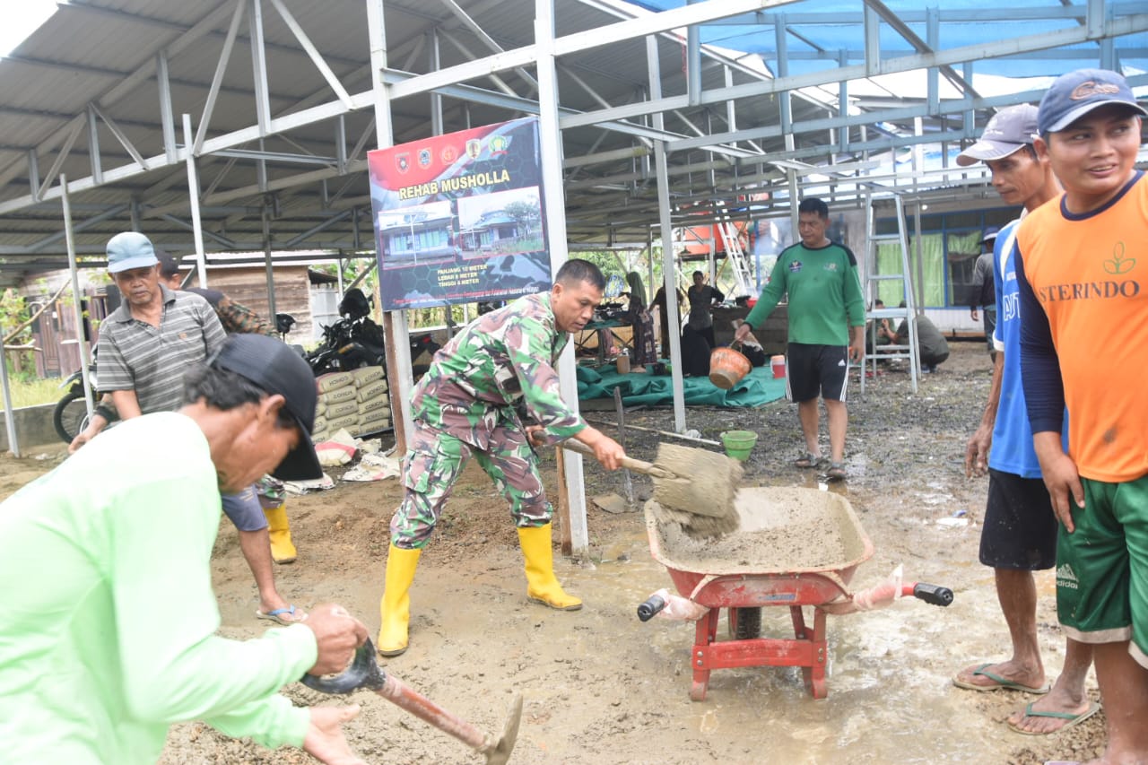 Guyub dan Kompak, Warga dan TNI Bersama -Sama Rehab Tempat Ibadah di TMMD HST