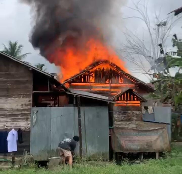Kebakaran Hanguskan Satu Rumah Warga di Desa Barikin Kecamatan Haruyan