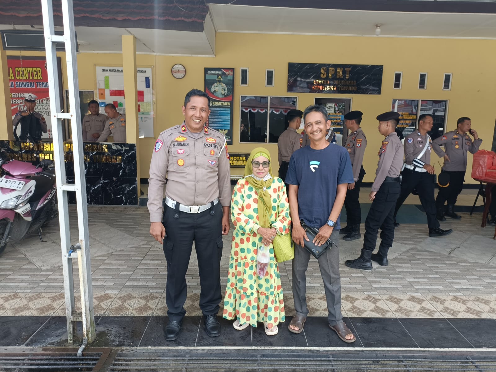 Kasat Lantas Polres HST Bantu Nenek Tersesat Saat Pelepasan Jemaah Haji di Barabai