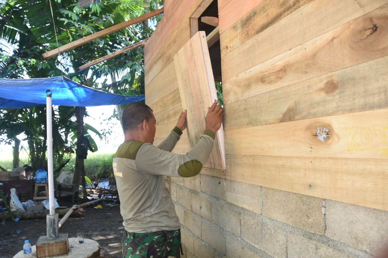 Rehab Rumah Ardiansyah, Satgas TMMD ke-124 Kodim 1002/HST Pasang Jendela