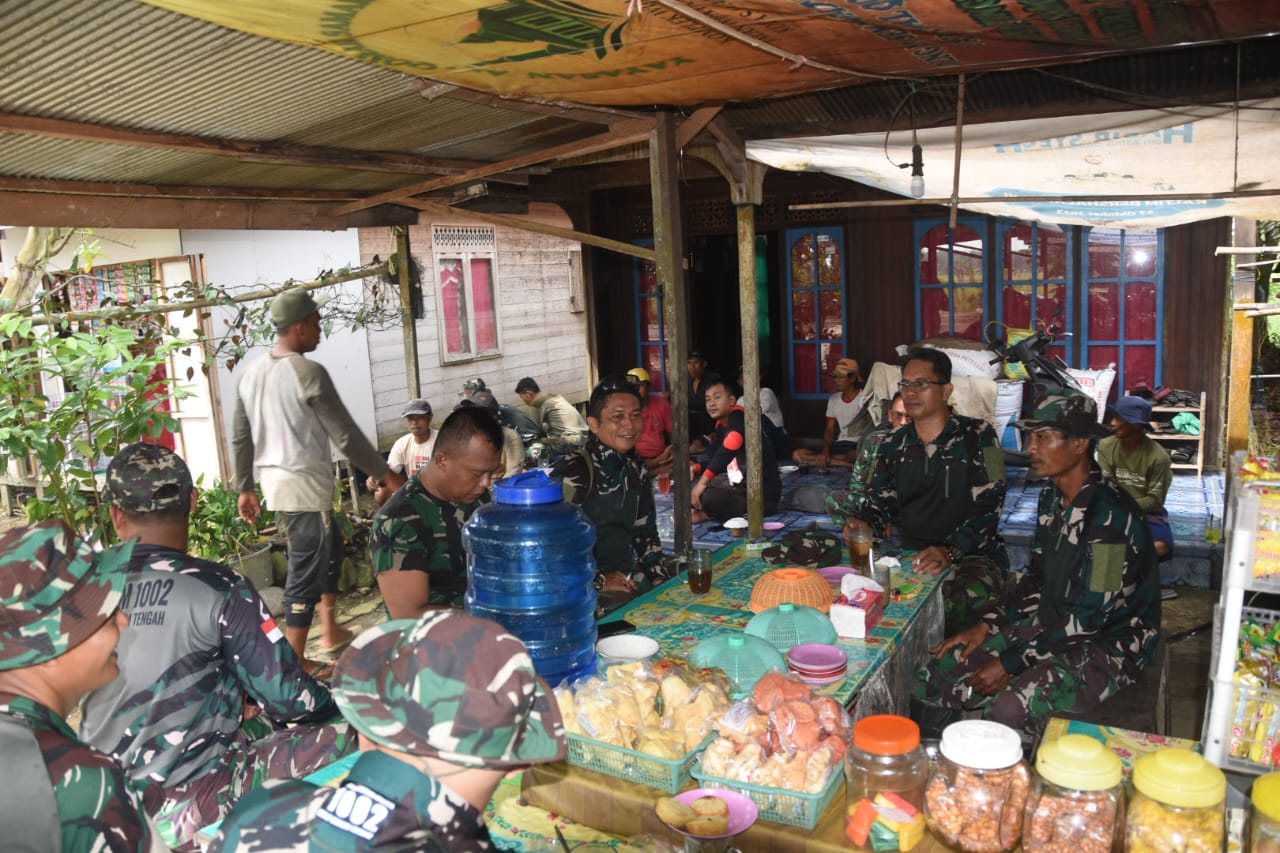 Warung Kopi Hamsiah Jadi Ruang Silaturahmi Satgas TMMD dan Warga Haruyan