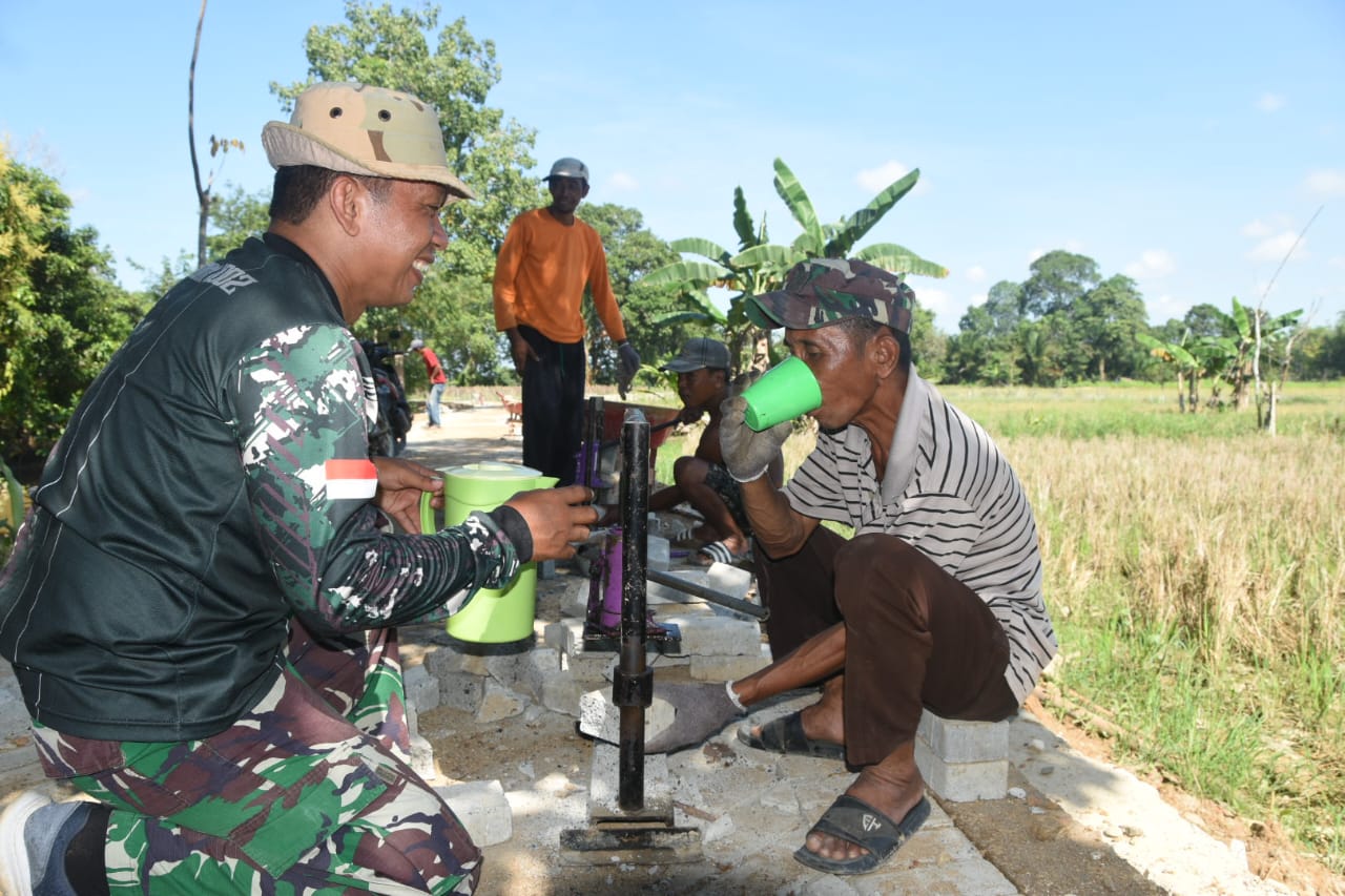 Teh Manis di Tengah Terik, Simbol Kepedulian Satgas TMMD kepada Warga