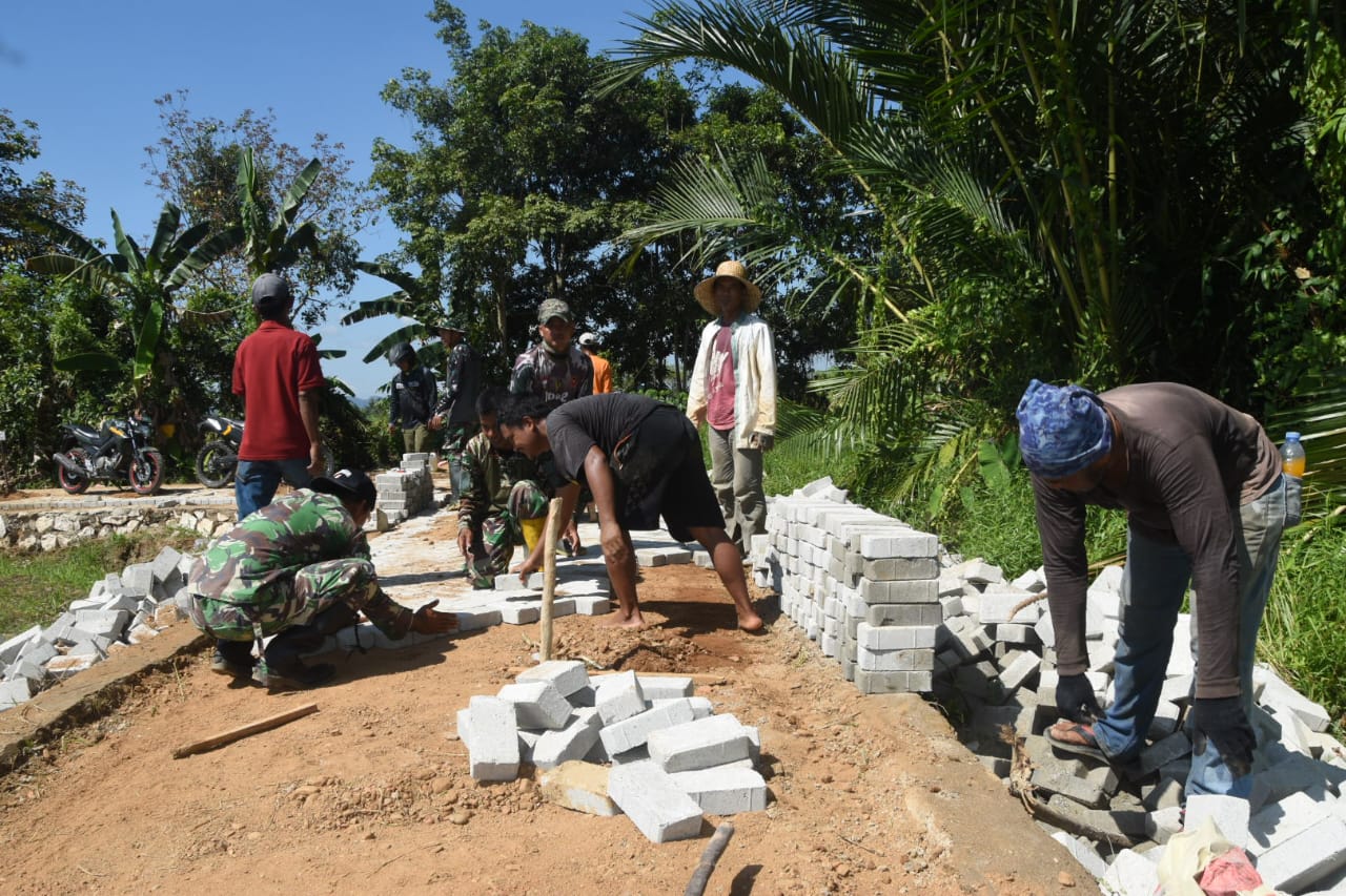 Pemasangan Paving Blok Dikebut, Pembangunan Jalan TMMD Terus Capai Progres