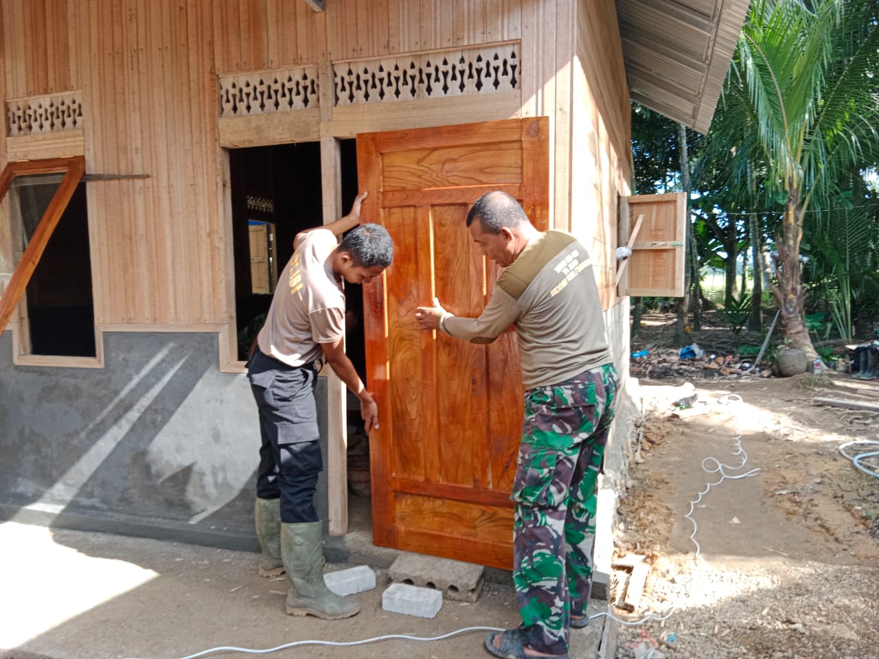 Rehab RTLH TMMD 1002/HST Terus Berlanjut, Pemasangan Pintu Jadi Tanda Kemajuan