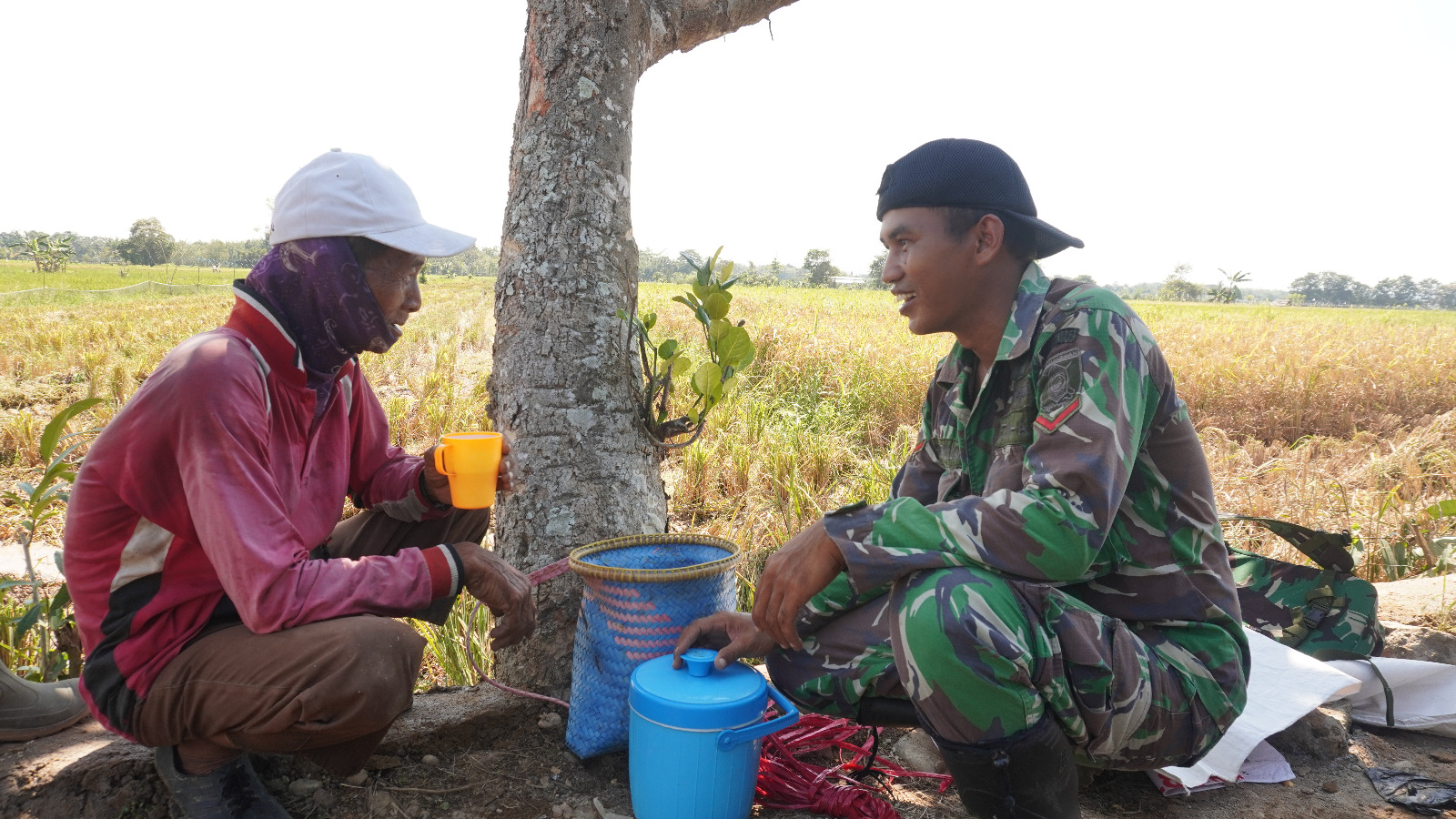 Dekatkan Diri dengan Petani, Satgas TMMD 1002/HST Lakukan Komsos Saat Istirahat